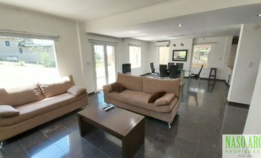 Moderna propiedad en venta en Sierra de los Padres. Gas Natural.