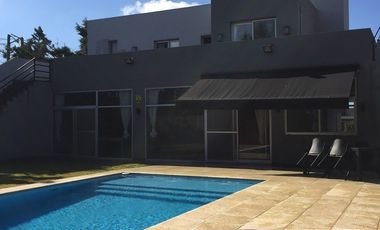Casa en venta de 3 dormitorios c/ cochera en Los Naranjos