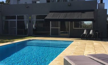 Casa en venta de 3 dormitorios c/ cochera en Los Naranjos