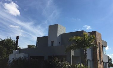 Casa en venta de 3 dormitorios c/ cochera en Los Naranjos