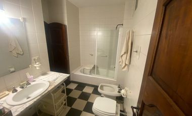Casa en alquiler de 4 dormitorios c/ cochera en San Isidro Catedral