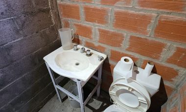 Casa en venta de 2 dormitorios c/ cochera y galpón en González Catán