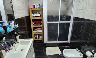 Casa en venta de 2 dormitorios c/ cochera y galpón en González Catán