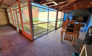 Casa en venta de 2 dormitorios c/ cochera y galpón en González Catán