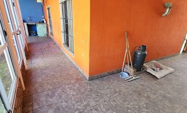 Casa en venta de 2 dormitorios c/ cochera y galpón en González Catán