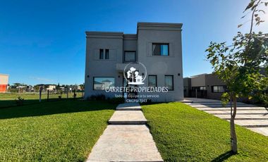 Casa en venta de 3 dormitorios y escritorio. Pileta. Santa Lucia. Pilar