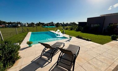Casa en venta de 3 dormitorios y escritorio. Pileta. Santa Lucia. Pilar