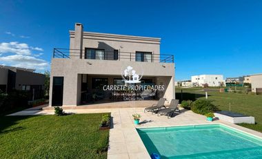 Casa en venta de 3 dormitorios y escritorio. Pileta. Santa Lucia. Pilar