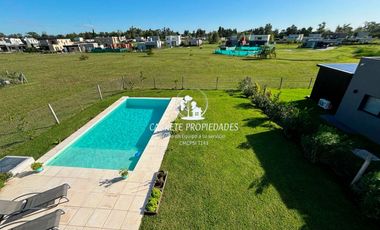 Casa en venta de 3 dormitorios y escritorio. Pileta. Santa Lucia. Pilar