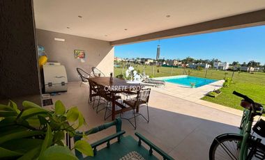 Casa en venta de 3 dormitorios y escritorio. Pileta. Santa Lucia. Pilar