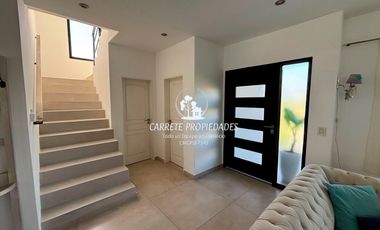 Casa en venta de 3 dormitorios y escritorio. Pileta. Santa Lucia. Pilar