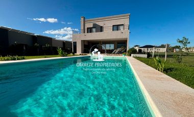 Casa en venta de 3 dormitorios y escritorio. Pileta. Santa Lucia. Pilar