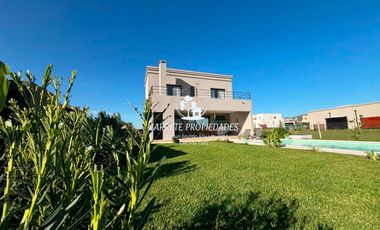 Casa en venta de 3 dormitorios y escritorio. Pileta. Santa Lucia. Pilar