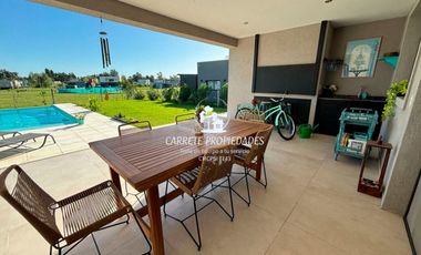 Casa en venta de 3 dormitorios y escritorio. Pileta. Santa Lucia. Pilar