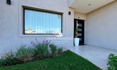 Casa en venta de 3 dormitorios y escritorio. Pileta. Santa Lucia. Pilar