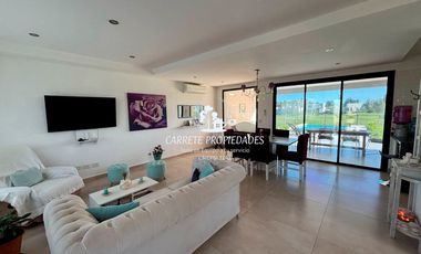 Casa en venta de 3 dormitorios y escritorio. Pileta. Santa Lucia. Pilar