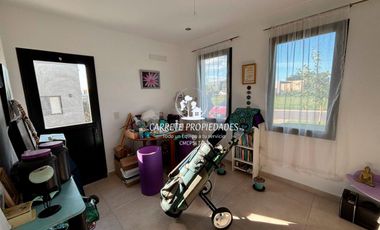 Casa en venta de 3 dormitorios y escritorio. Pileta. Santa Lucia. Pilar