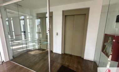Oficinas en venta en moderno edificio con cochera doble en zona Centro