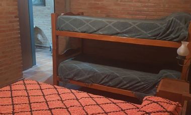 Casa en alquiler temporario de 2 dormitorios c/ cochera en Villa Cura Brochero