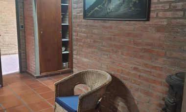 Casa en alquiler temporario de 2 dormitorios c/ cochera en Villa Cura Brochero