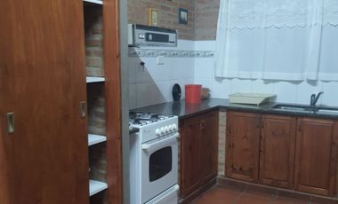 Casa en alquiler temporario de 2 dormitorios c/ cochera en Villa Cura Brochero