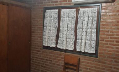 Casa en alquiler temporario de 2 dormitorios c/ cochera en Villa Cura Brochero