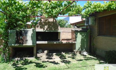 Casa en alquiler temporario de 2 dormitorios c/ cochera en Villa Cura Brochero