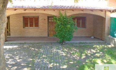Casa en alquiler temporario de 2 dormitorios c/ cochera en Villa Cura Brochero