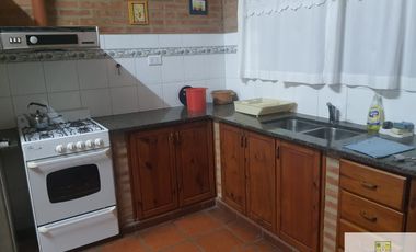 Casa en alquiler temporario de 2 dormitorios c/ cochera en Villa Cura Brochero