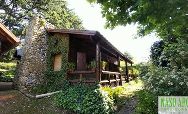 CABAÑA CON QUINCHO Y PISCINA EN VENTA EN SIERRA DE LOS PADRES. GAS NATURAL