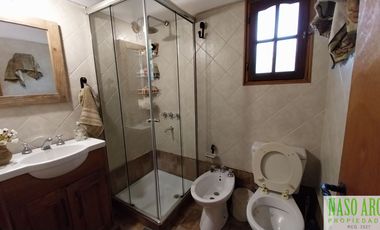 CABAÑA CON QUINCHO Y PISCINA EN VENTA EN SIERRA DE LOS PADRES. GAS NATURAL