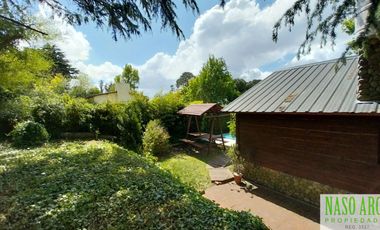 CABAÑA CON QUINCHO Y PISCINA EN VENTA EN SIERRA DE LOS PADRES. GAS NATURAL