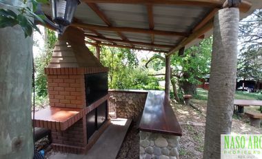CABAÑA CON QUINCHO Y PISCINA EN VENTA EN SIERRA DE LOS PADRES. GAS NATURAL
