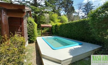CABAÑA CON QUINCHO Y PISCINA EN VENTA EN SIERRA DE LOS PADRES. GAS NATURAL