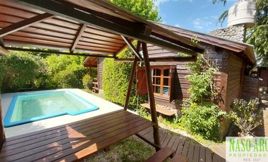 CABAÑA CON QUINCHO Y PISCINA EN VENTA EN SIERRA DE LOS PADRES. GAS NATURAL