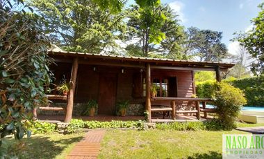 CABAÑA CON QUINCHO Y PISCINA EN VENTA EN SIERRA DE LOS PADRES. GAS NATURAL