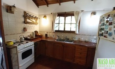 CABAÑA CON QUINCHO Y PISCINA EN VENTA EN SIERRA DE LOS PADRES. GAS NATURAL