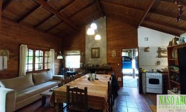 CABAÑA CON QUINCHO Y PISCINA EN VENTA EN SIERRA DE LOS PADRES. GAS NATURAL