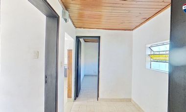 VENTA CASA 3 AMBIENTES AMPLIO LOTE. FCIO VARELA
