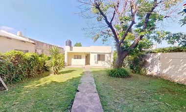 VENTA CASA 3 AMBIENTES AMPLIO LOTE. FCIO VARELA