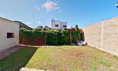 VENTA CASA 3 AMBIENTES AMPLIO LOTE. FCIO VARELA