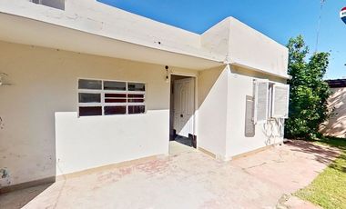 VENTA CASA 3 AMBIENTES AMPLIO LOTE. FCIO VARELA