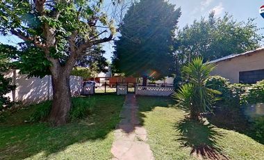 VENTA CASA 3 AMBIENTES AMPLIO LOTE. FCIO VARELA