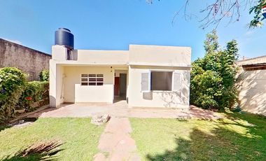 VENTA CASA 3 AMBIENTES AMPLIO LOTE. FCIO VARELA