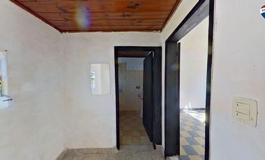 VENTA CASA 3 AMBIENTES AMPLIO LOTE. FCIO VARELA