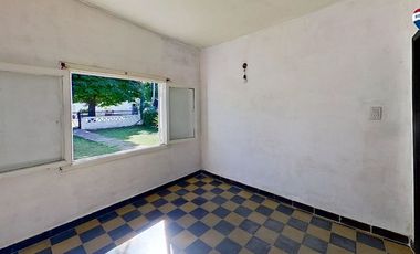 VENTA CASA 3 AMBIENTES AMPLIO LOTE. FCIO VARELA