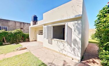 VENTA CASA 3 AMBIENTES AMPLIO LOTE. FCIO VARELA