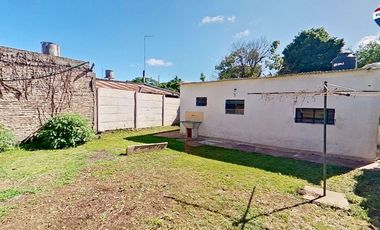 VENTA CASA 3 AMBIENTES AMPLIO LOTE. FCIO VARELA