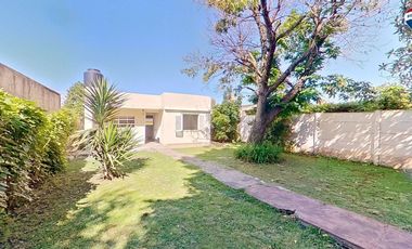 VENTA CASA 3 AMBIENTES AMPLIO LOTE. FCIO VARELA