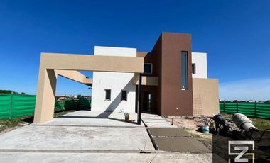 Casa en venta de 4 dormitorios c/ cochera en Santa Clara al Sur